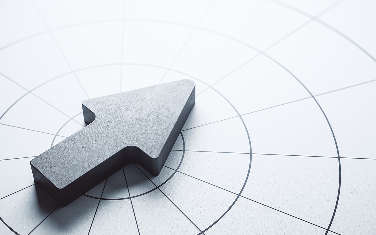 flecha-de-metal-sobre-mesa-gris-expansión en Latinoamérica